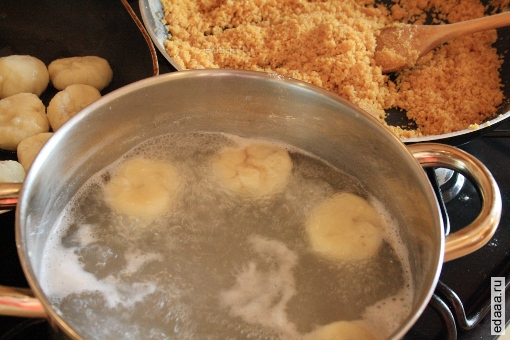 Клубничные клецки в панировке