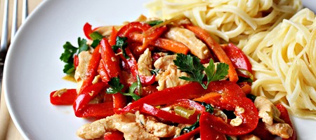Теплый куриный салат с овощами