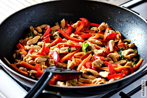 Теплый куриный салат с овощами
