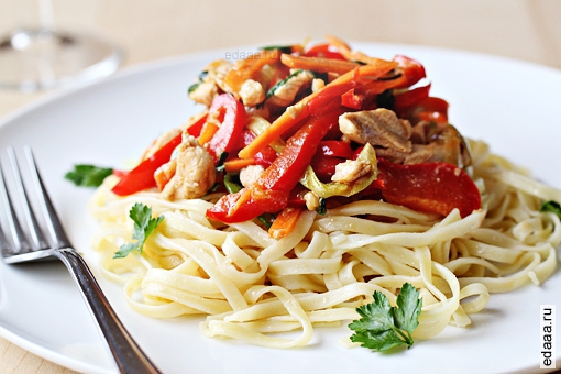 Теплый куриный салат с овощами