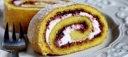 Клубничный рулет