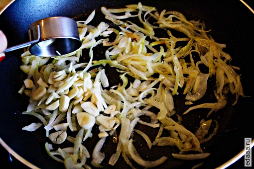 Куриное рагу с томатами и луком