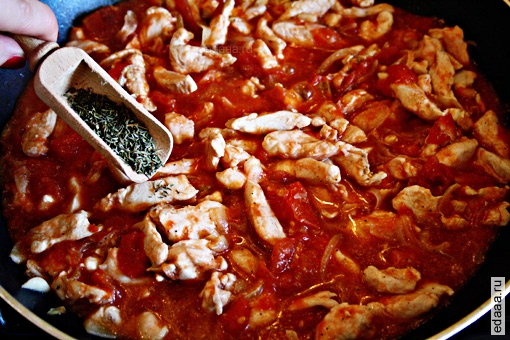 Куриное рагу с томатами и луком