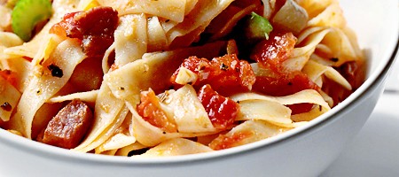 Паста с беконом и томатным соусом