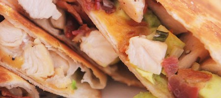 Хлебная лепешка с курицей и авокадо