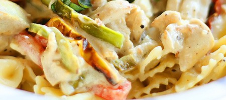 Красочный куриный Альфредо