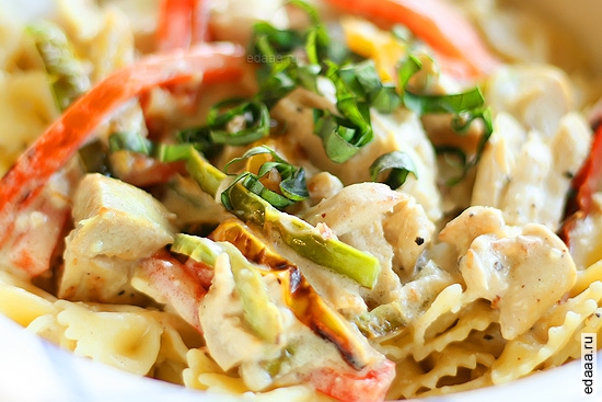 Красочный куриный Альфредо