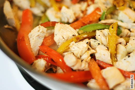 Красочный куриный Альфредо