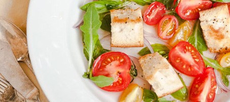Салат с томатами и гренками