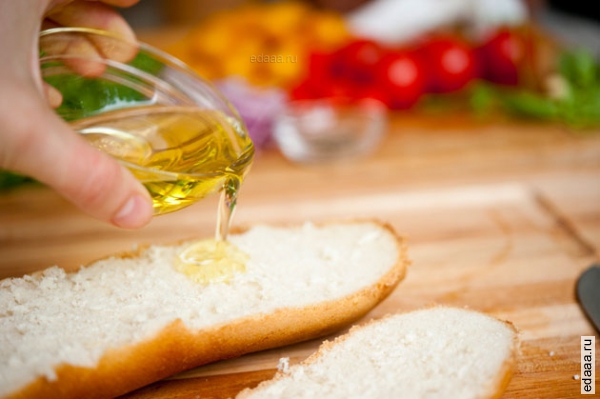 Салат с томатами и гренками