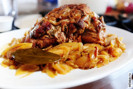 Жаренная свинина с яблоками и рисом