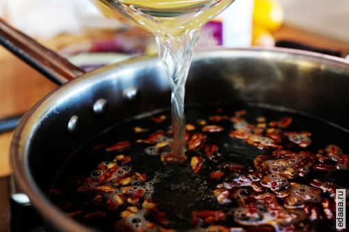 Жаренная свинина с яблоками и рисом