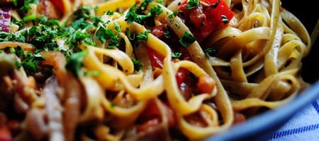 Паста с курицей в томатном соусе