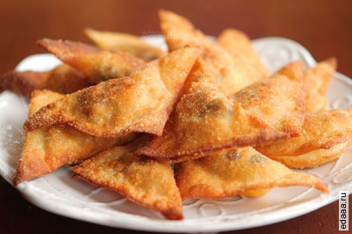 Хрустящие слоеные пирожки с курицей и овощами