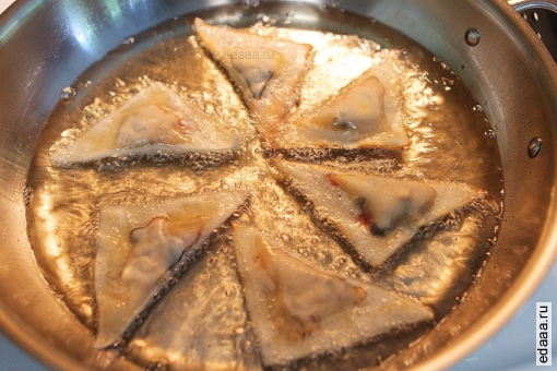 Хрустящие слоеные пирожки с курицей и овощами