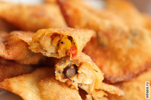 Хрустящие слоеные пирожки с курицей и овощами