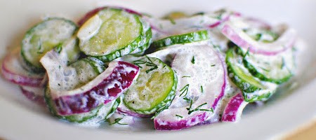 Салат с огурцами заправленный укропным соусом