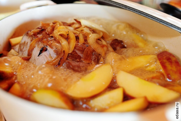 Свиное жаркое с яблоками