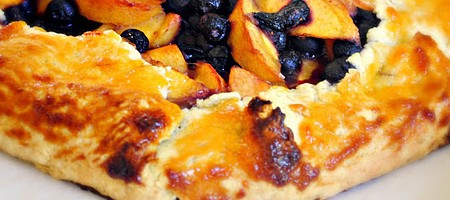 Деревенский пирог с черникой и персиками