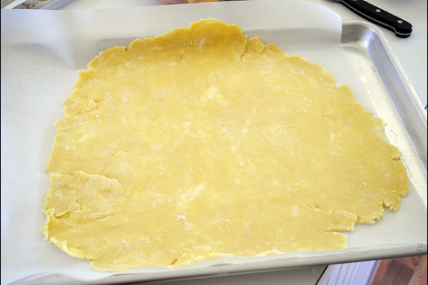 Деревенский пирог с черникой и персиками