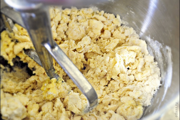 Деревенский пирог с черникой и персиками