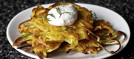 Картофельно-пастернаковые оладики  с хреном и укропом