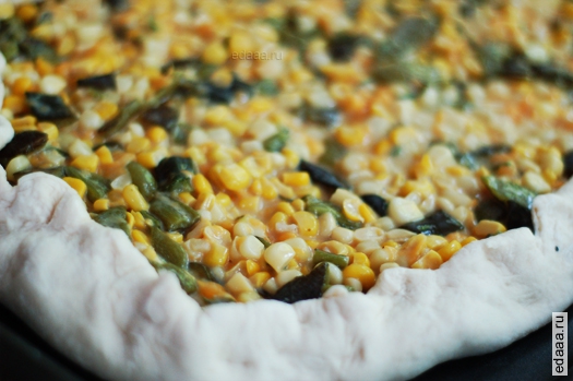 Пицца с сыром, чили и кукурузой