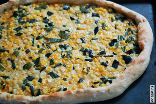 Пицца с сыром, чили и кукурузой