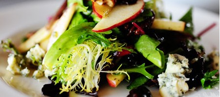 Салат с синим сыром и фруктами
