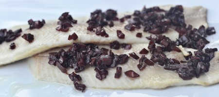 Форель горячего копчения с маринованным луком