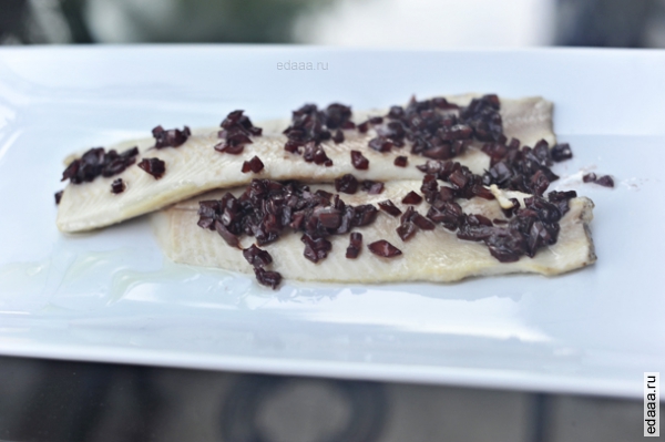 Форель горячего копчения с маринованным луком