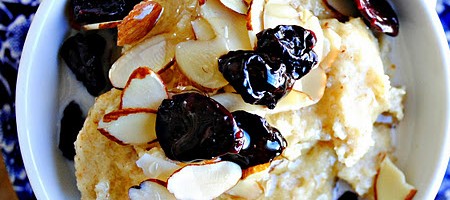 Сливочные зерна пшеницы с фруктами и орехами