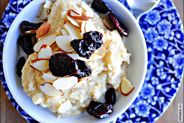 Сливочные зерна пшеницы с фруктами и орехами
