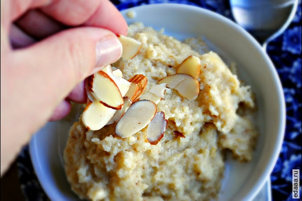 Сливочные зерна пшеницы с фруктами и орехами