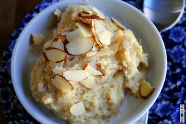 Сливочные зерна пшеницы с фруктами и орехами
