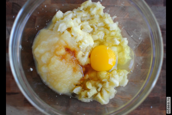 Банановые пончики с орехами