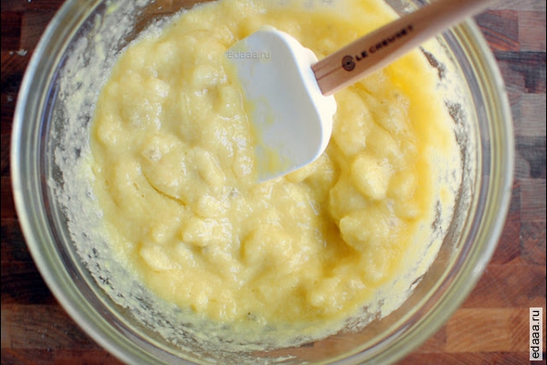 Банановые пончики с орехами