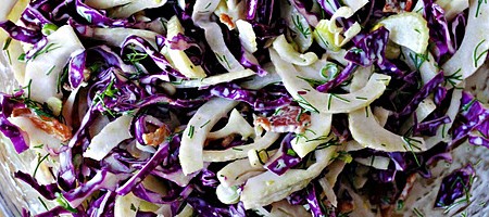 Салат из красной капусты и фенхеля