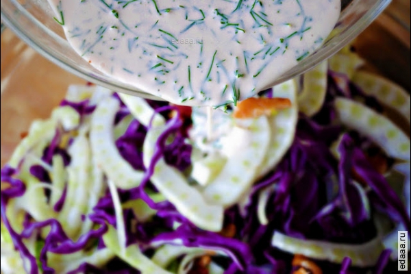 Салат из красной капусты и фенхеля