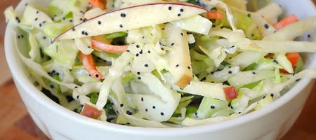 Салат с капустой, яблоками и маком