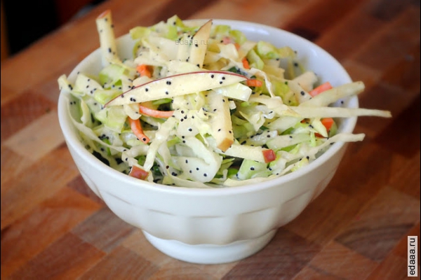 Салат с капустой, яблоками и маком