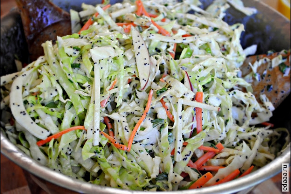 Салат с капустой, яблоками и маком