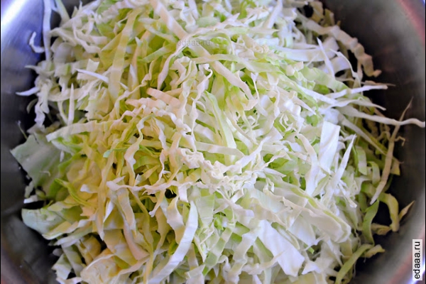 Салат с капустой, яблоками и маком