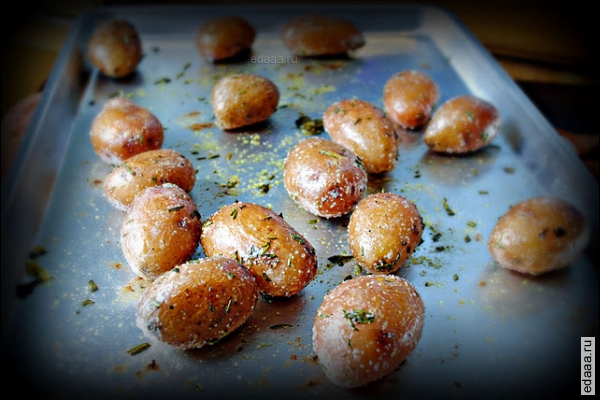 Картофель запеченный с розмарином и чесноком