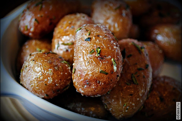 Картофель запеченный с розмарином и чесноком