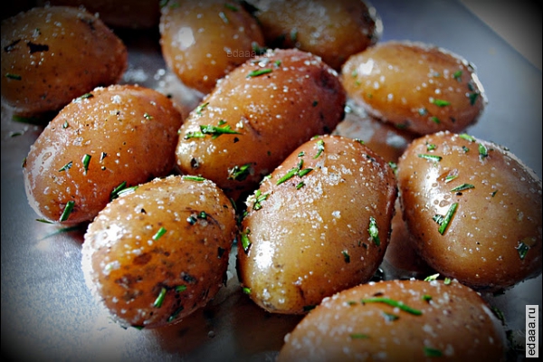 Картофель запеченный с розмарином и чесноком