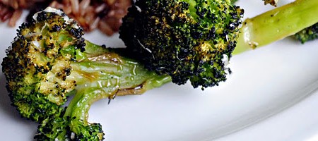 Жареная брокколи с лимоном, чили-чесночным маслом и сыром пармезан