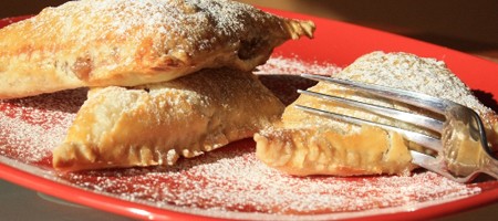Вкусные и простые слойки с начинкой.