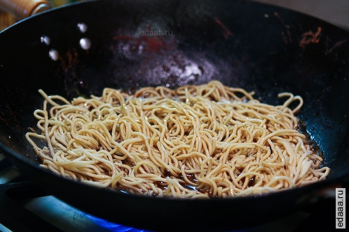 Китайская лапша с говядиной и брокколи