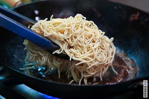Китайская лапша с говядиной и брокколи